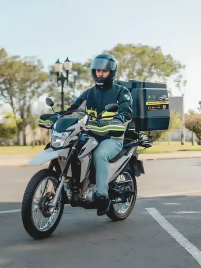 Entregador da Moto Moviment Express